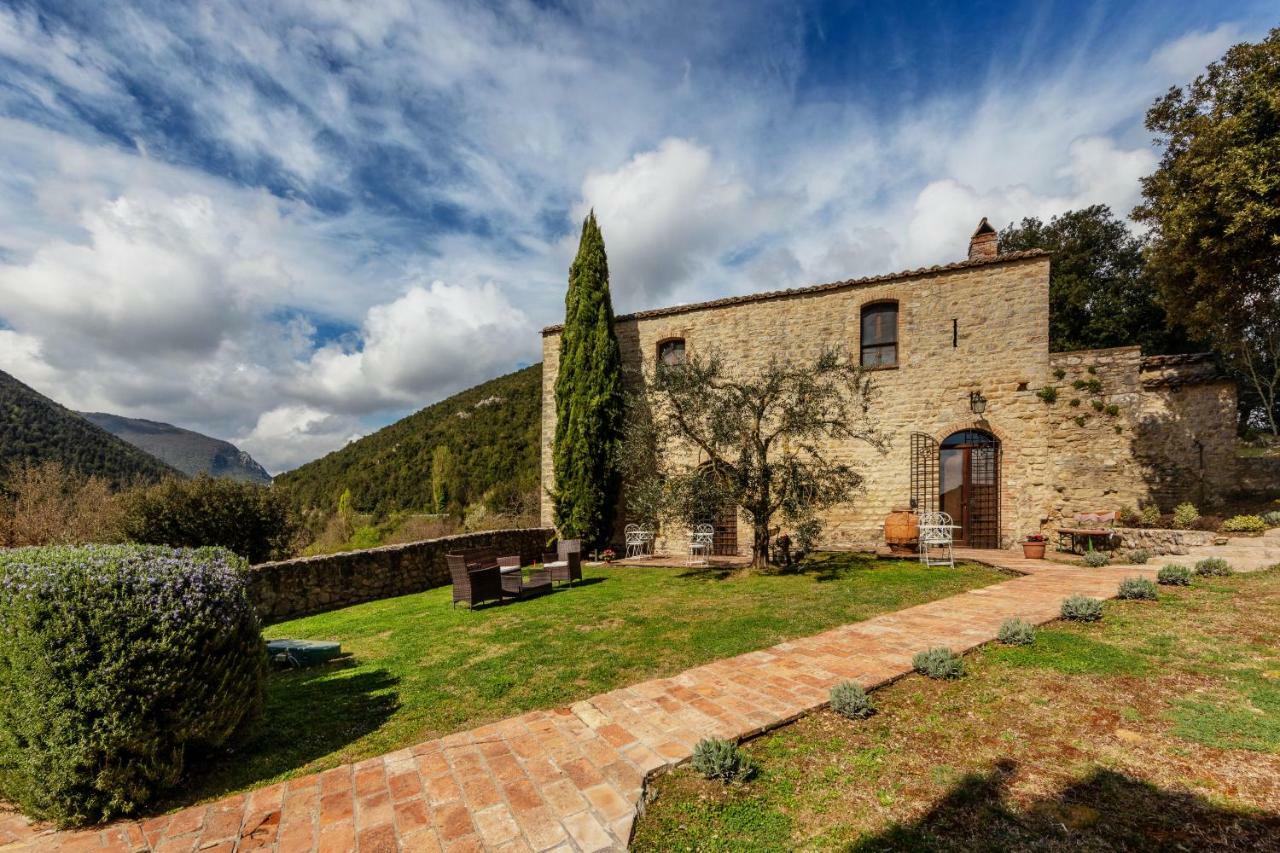 Castello Valenzino Aparthotel Pierantonio Exterior photo