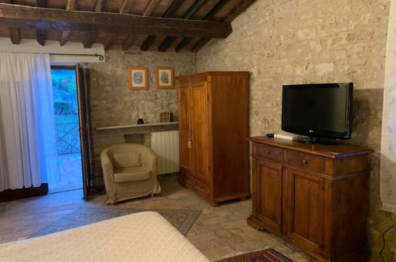 Castello Valenzino Aparthotel Pierantonio Exterior photo